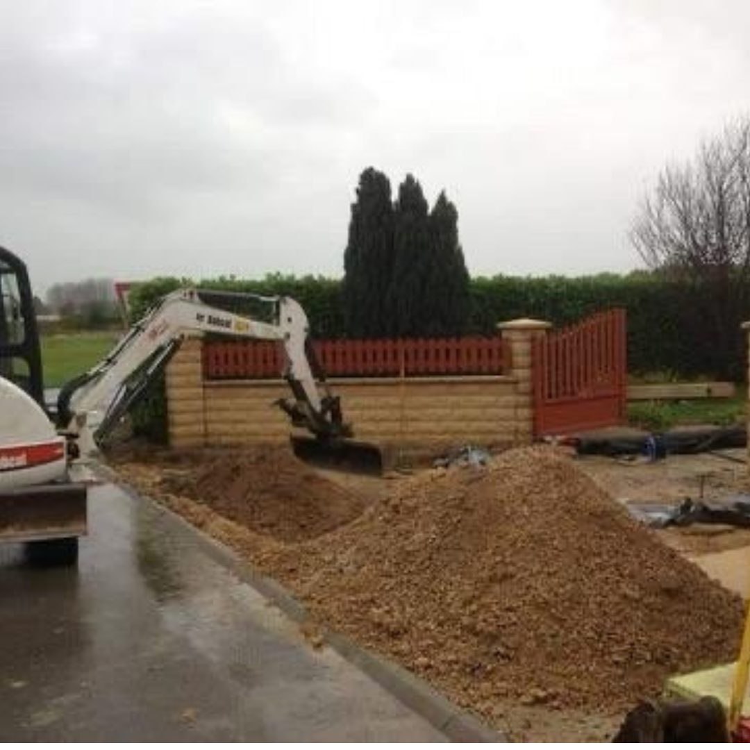 Gravillonnage bicouche parking en cours pour une maison à thuré par Artisan 86